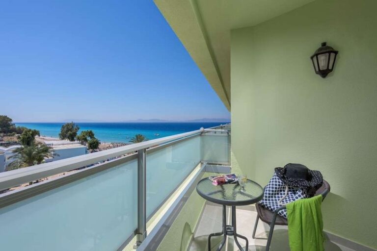 balkon van avra beacht uitzicht op zee