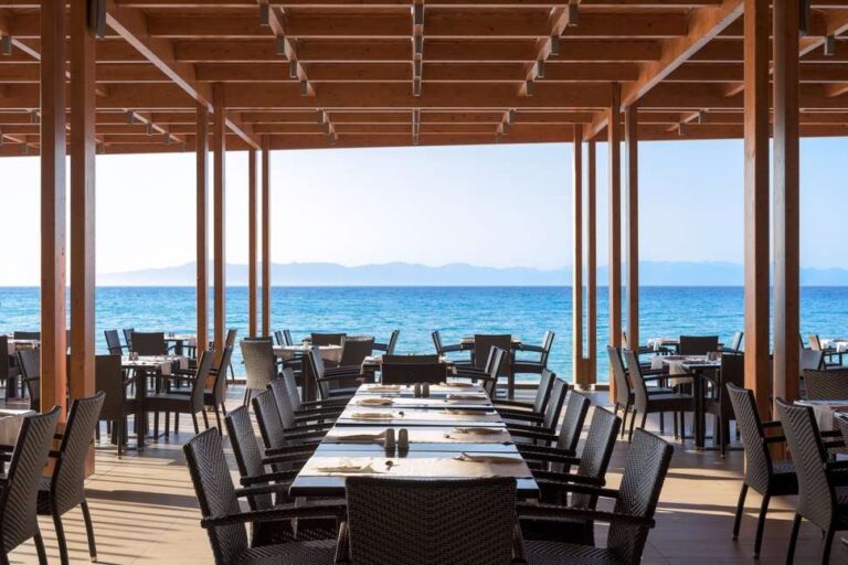 buiten terras van het restaurant van avra beach met uitzicht op zee