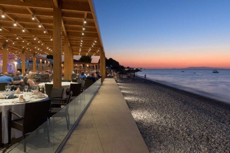 restaurant van avra beach uitzicht op zee