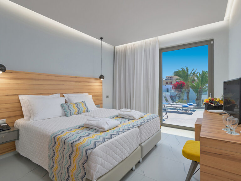 slaapkamer avra beach uitzicht op zwembad