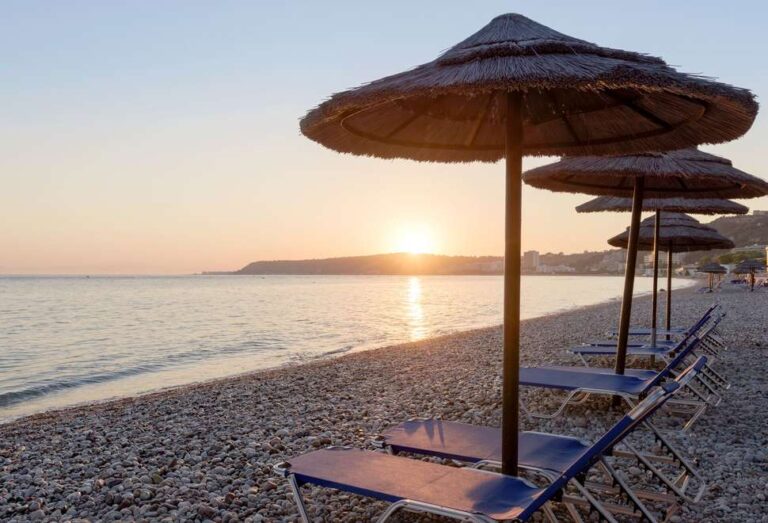 strand met zonnen bedden