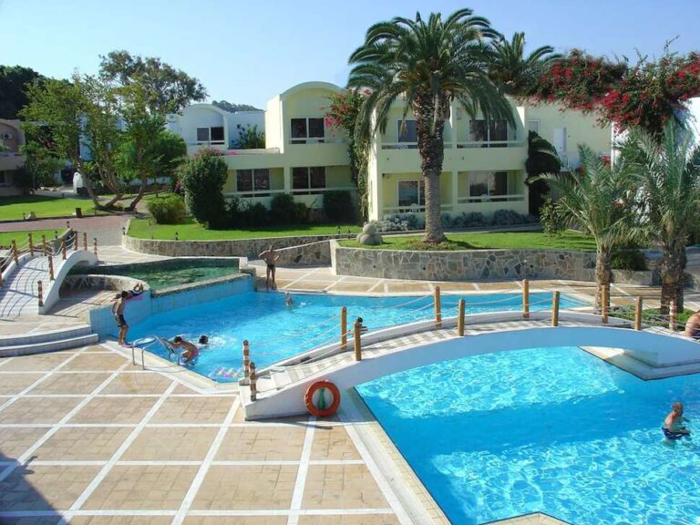 zwembad hotel avra beach resort